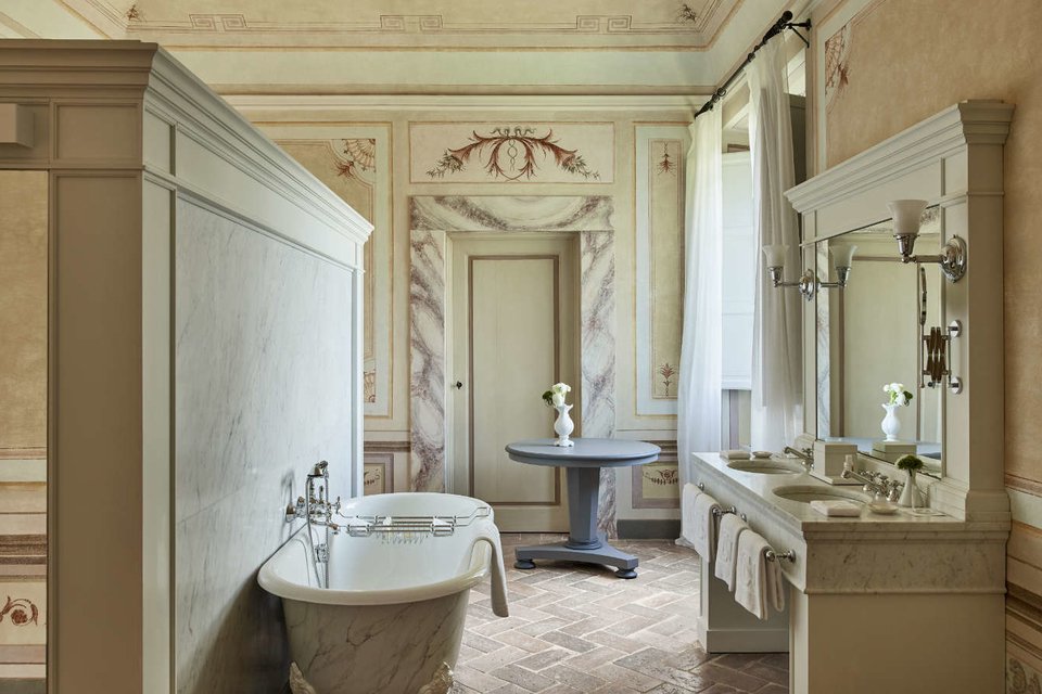 Castello-Del-Nero_Bathroom-Heritage-Suite(1)